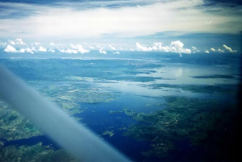 Vista area de parte do vasto lago da usina de Serra da Mesa